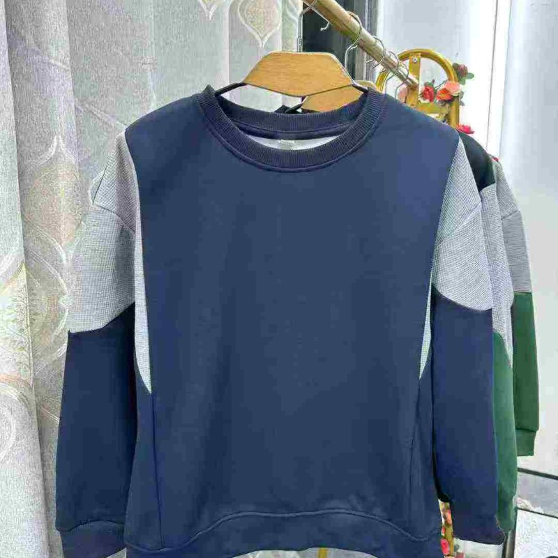 كنزات قطنية أنيقة بألوان متناسقة للرجال والنساء