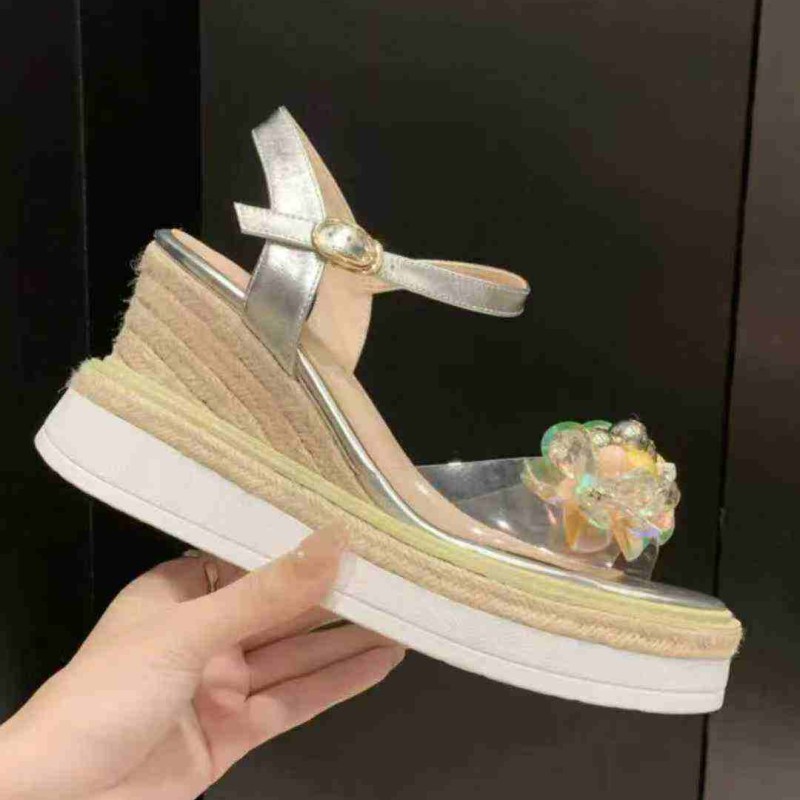 أحذية انسائية أنيقة معدة للتصدير