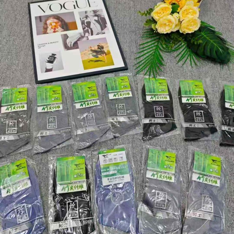  2100  زوج من الجوارب