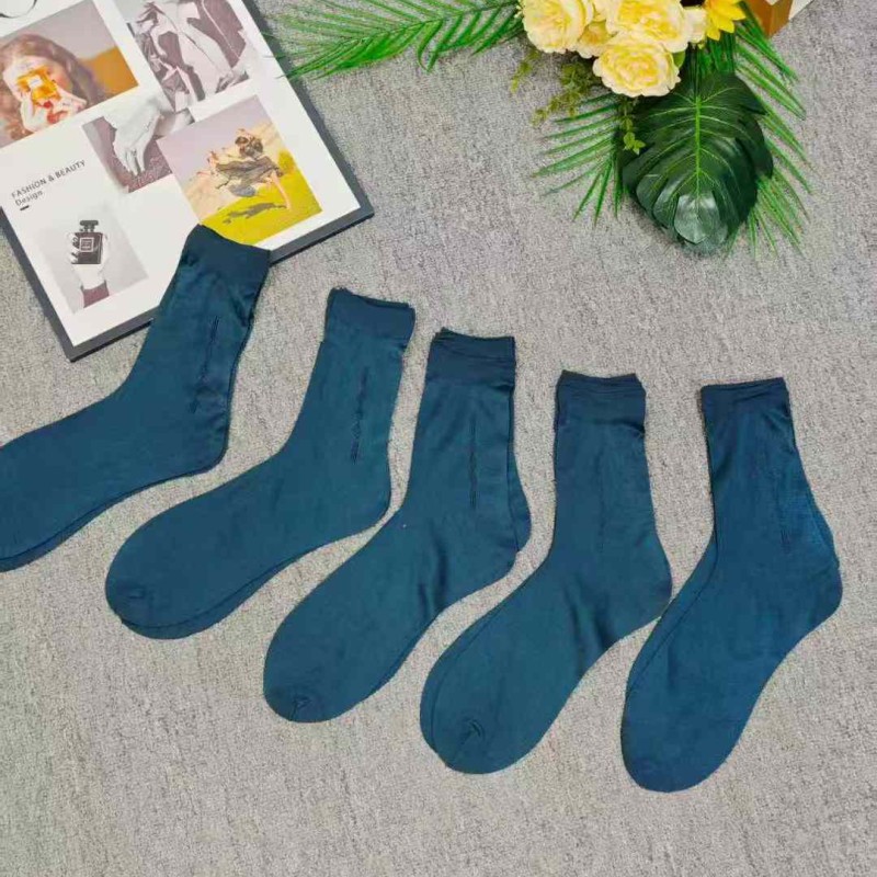  2100  زوج من الجوارب