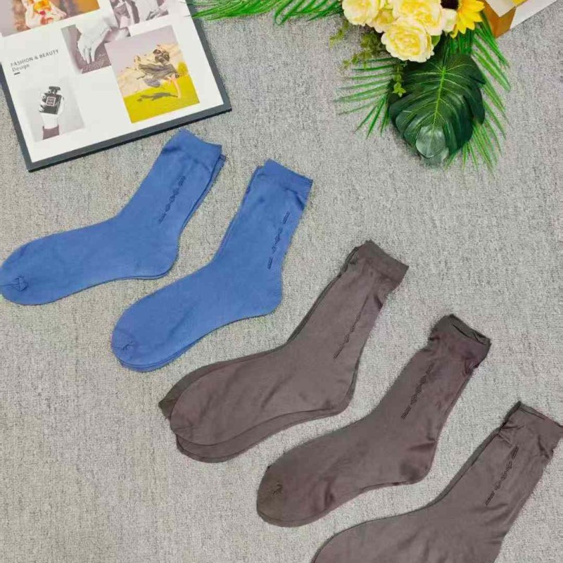  2100  زوج من الجوارب