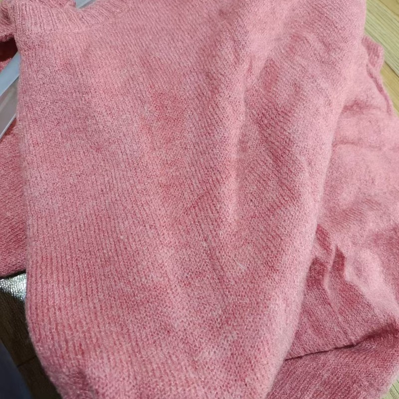 سترة صوف نسائية باللون الوردي الفاتح