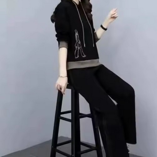 طقم رياضي نسائي تريكسوت من قطعتين