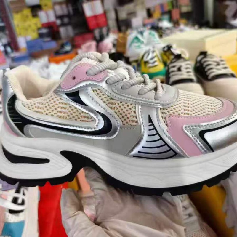 فائض انتاج من الأحذية النسائية المنوعة