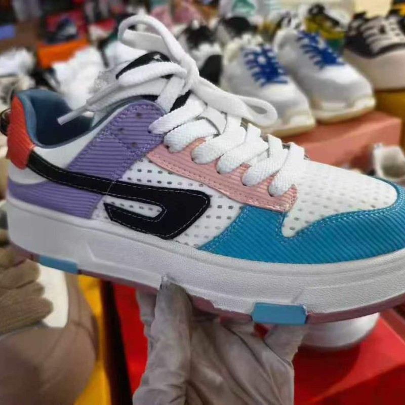 فائض انتاج من الأحذية النسائية المنوعة