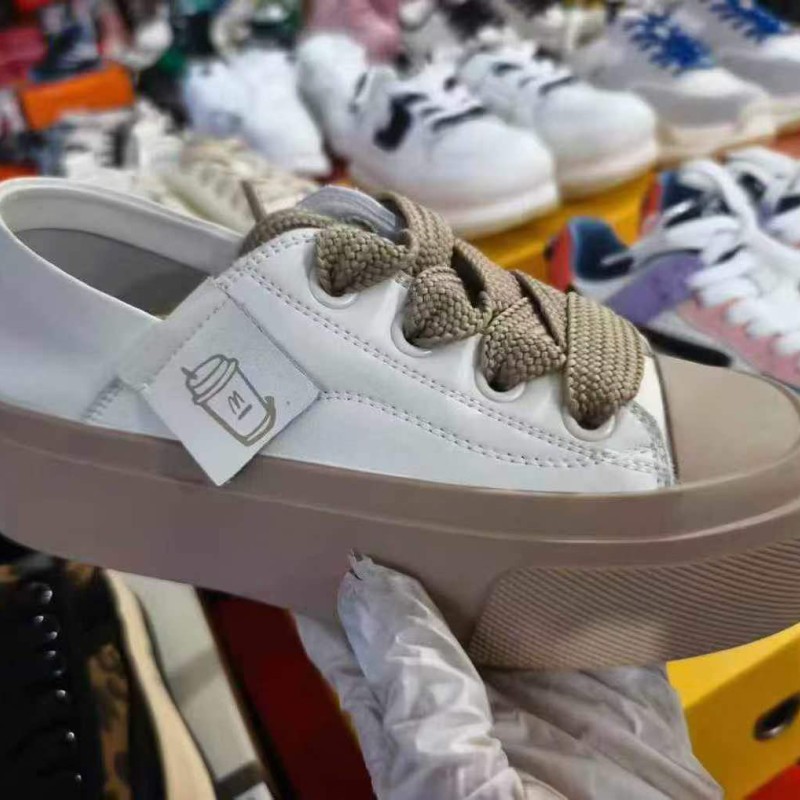 فائض انتاج من الأحذية النسائية المنوعة