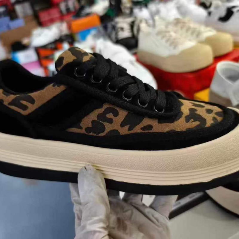 فائض انتاج من الأحذية النسائية المنوعة