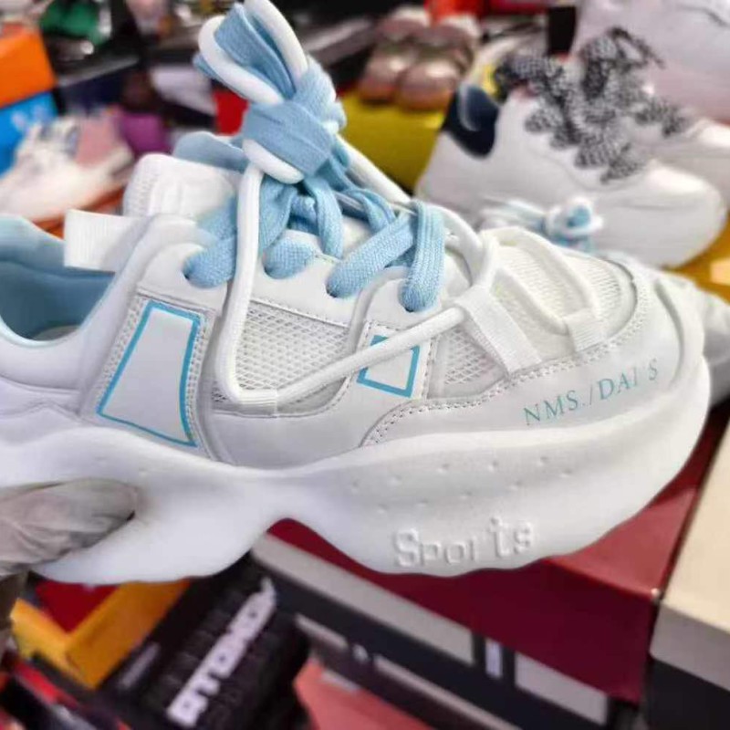 فائض انتاج من الأحذية النسائية المنوعة