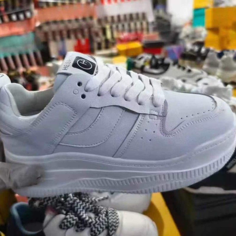 فائض انتاج من الأحذية النسائية المنوعة