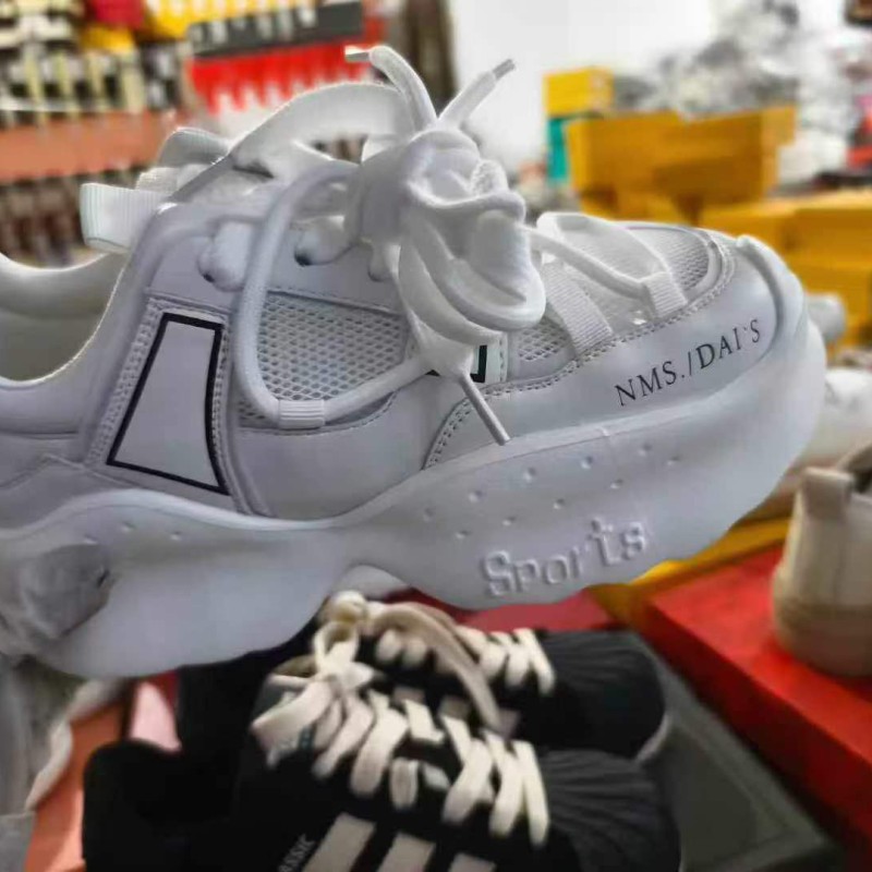 فائض انتاج من الأحذية النسائية المنوعة