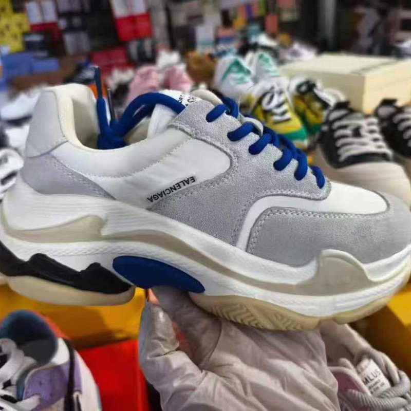 فائض انتاج من الأحذية النسائية المنوعة