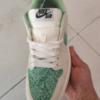  حذاء إصدار عالي الجودة يتميز بلمسات جلدية بنقشة الثعبان