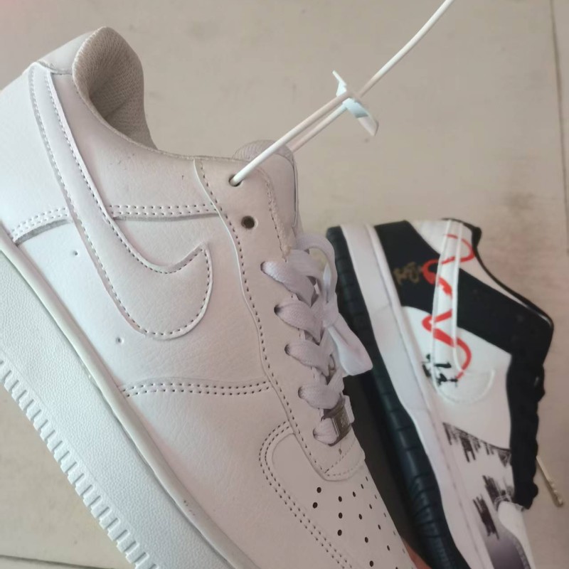  حذاء إصدار عالي الجودة يتميز بلمسات جلدية بنقشة الثعبان