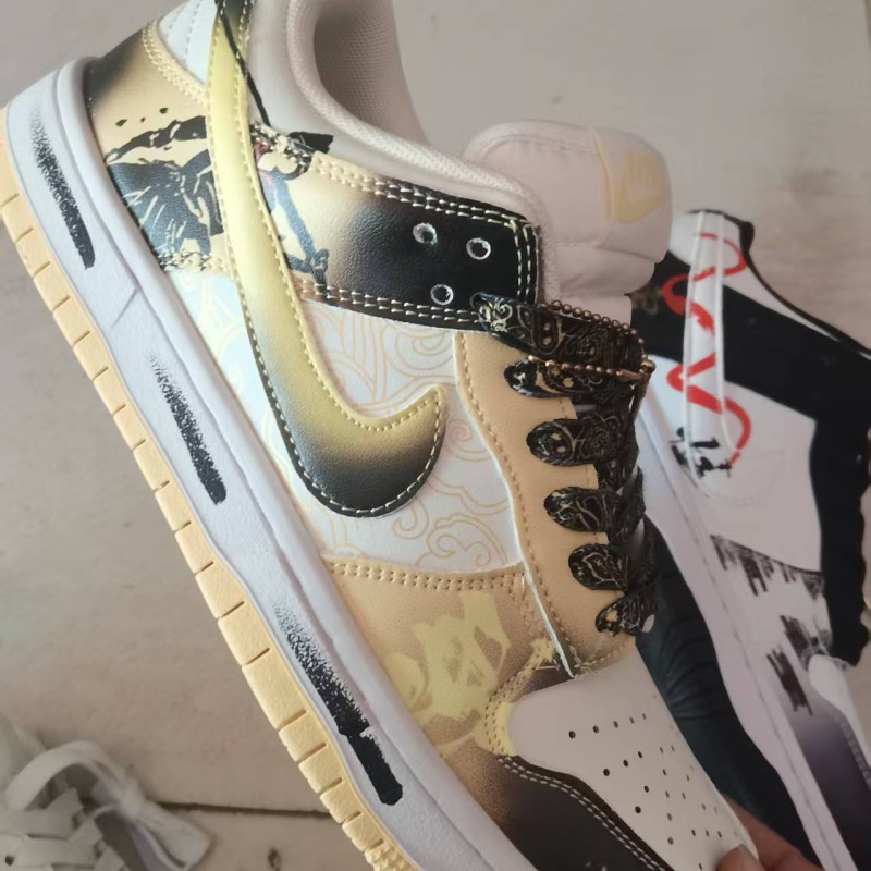  حذاء إصدار عالي الجودة يتميز بلمسات جلدية بنقشة الثعبان