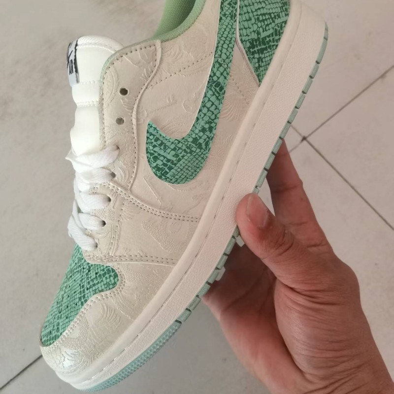  حذاء إصدار عالي الجودة يتميز بلمسات جلدية بنقشة الثعبان