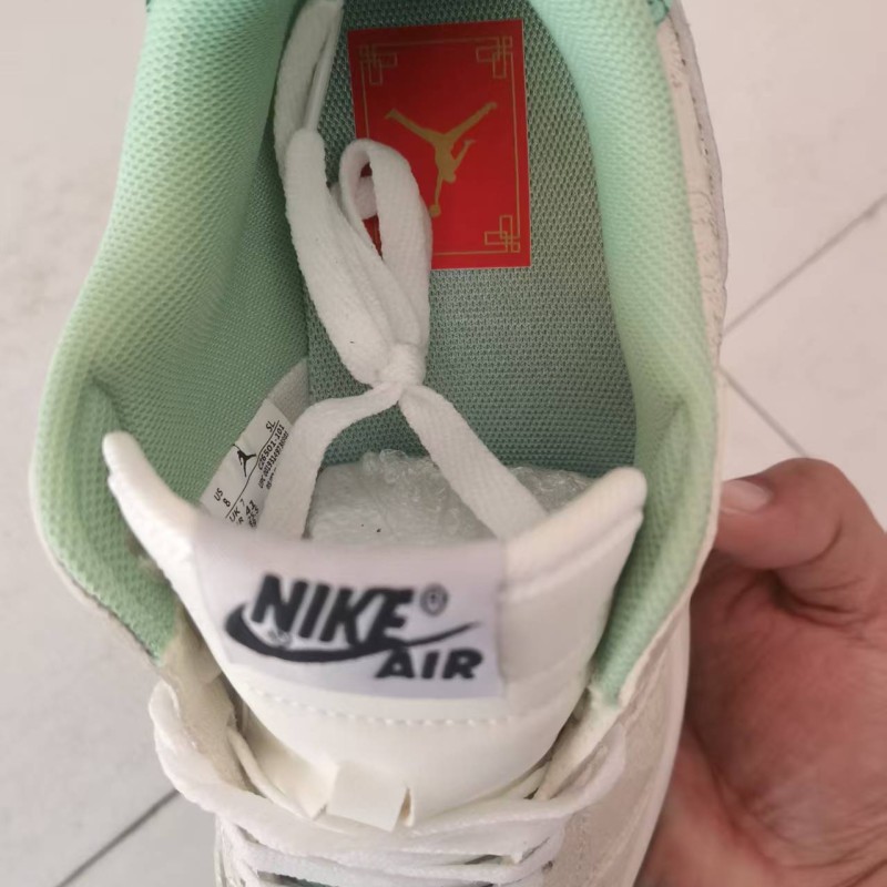  حذاء إصدار عالي الجودة يتميز بلمسات جلدية بنقشة الثعبان