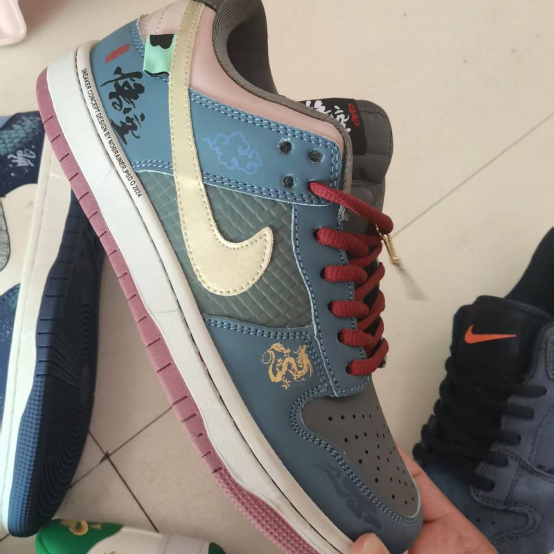  حذاء إصدار عالي الجودة يتميز بلمسات جلدية بنقشة الثعبان