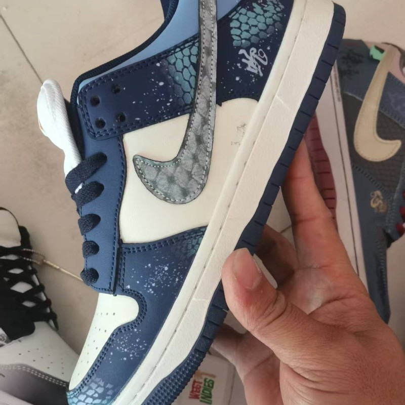  حذاء إصدار عالي الجودة يتميز بلمسات جلدية بنقشة الثعبان