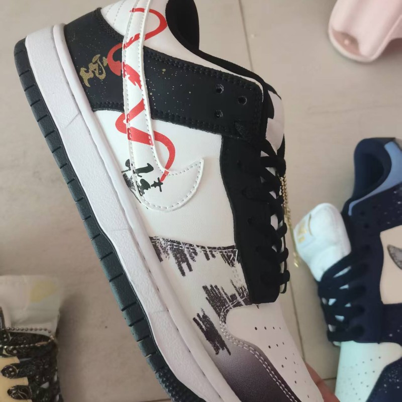  حذاء إصدار عالي الجودة يتميز بلمسات جلدية بنقشة الثعبان