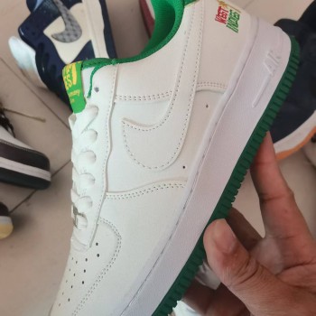  حذاء إصدار عالي الجودة يتميز بلمسات جلدية بنقشة الثعبان