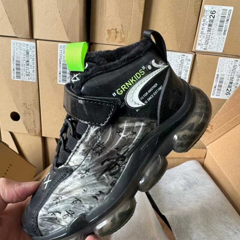 أحذية رياضية أنيقة وعصرية للأولاد،