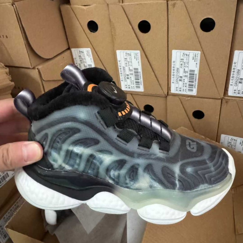 أحذية رياضية أنيقة وعصرية للأولاد،