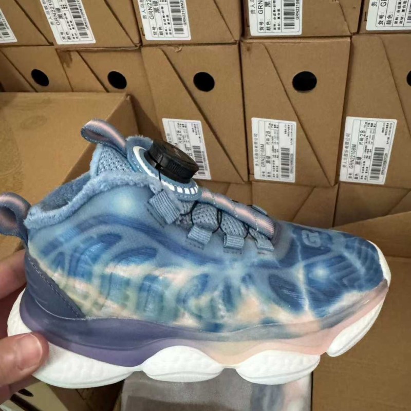 أحذية رياضية أنيقة وعصرية للأولاد،