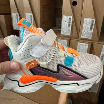 أحذية رياضية أنيقة وعصرية للأولاد،