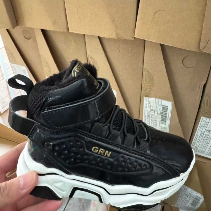 أحذية رياضية أنيقة وعصرية للأولاد،