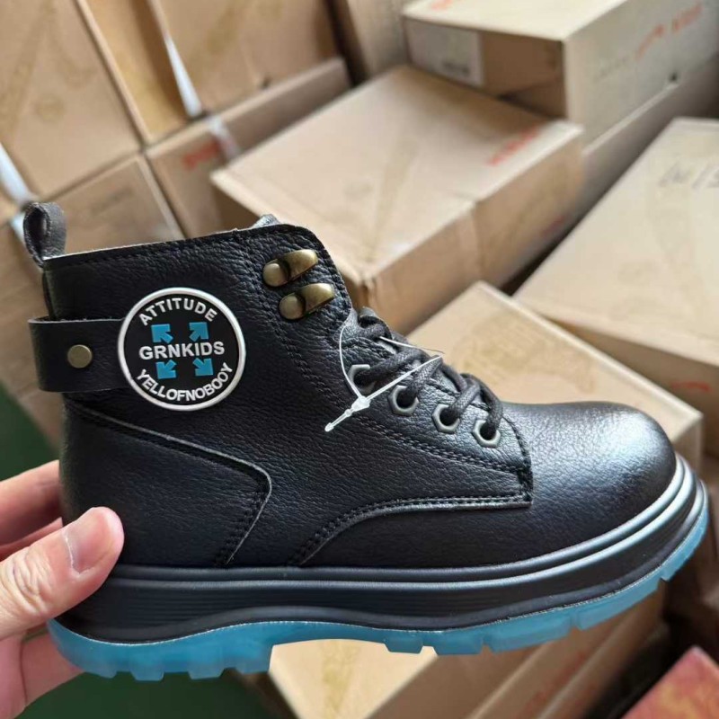 أحذية رياضية أنيقة وعصرية للأولاد،