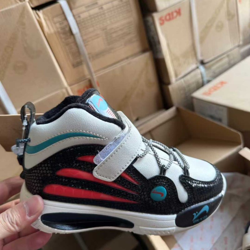 أحذية رياضية أنيقة وعصرية للأولاد،