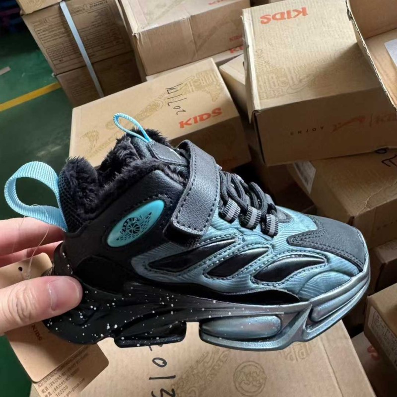 أحذية رياضية أنيقة وعصرية للأولاد،