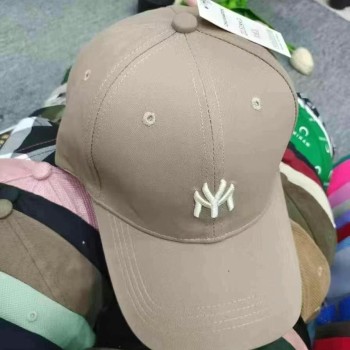 قبعات بيسبول متنوعة للرجال والنساء