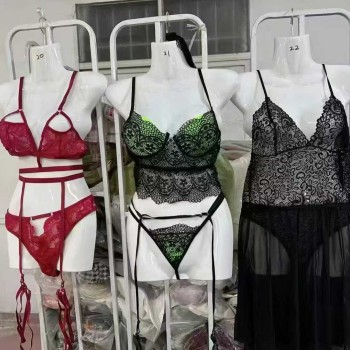 مجموعة منوعة من الملابس النسائية الحميمية