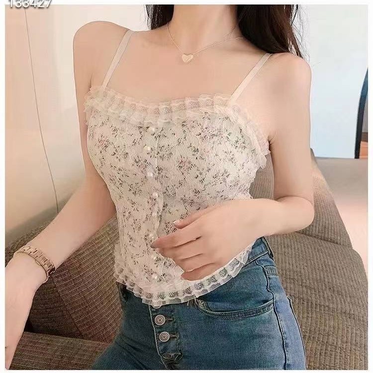 توب نسائي قصيرة مزينة بالدانتيل توب نسائي قصيرة مزينة بالدانتيل