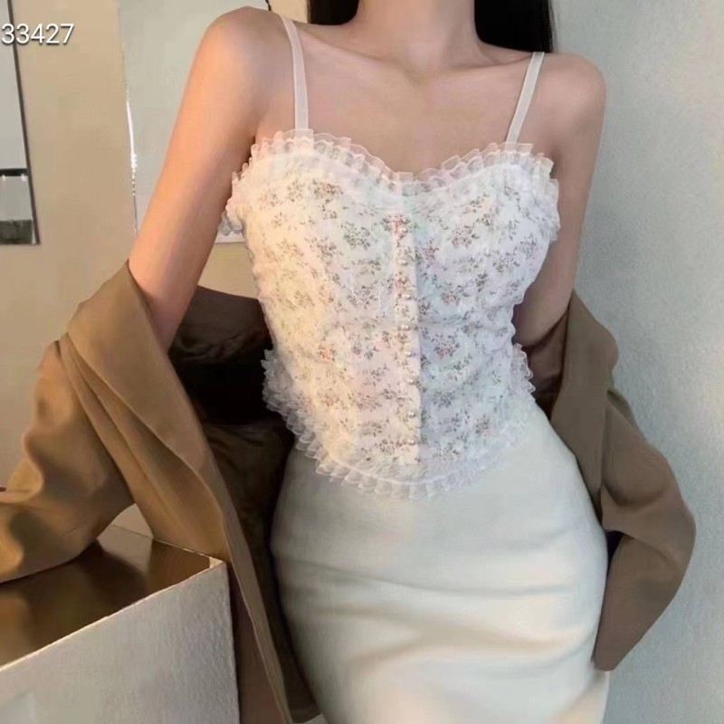 توب نسائي قصيرة مزينة بالدانتيل توب نسائي قصيرة مزينة بالدانتيل