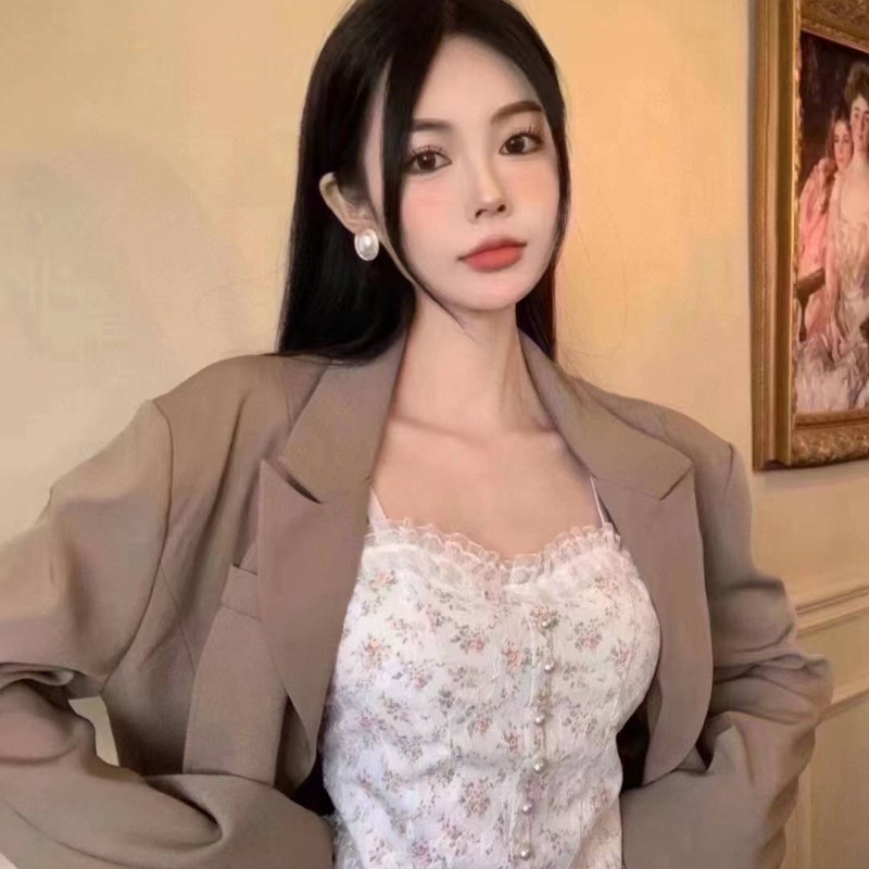 توب نسائي قصيرة مزينة بالدانتيل توب نسائي قصيرة مزينة بالدانتيل