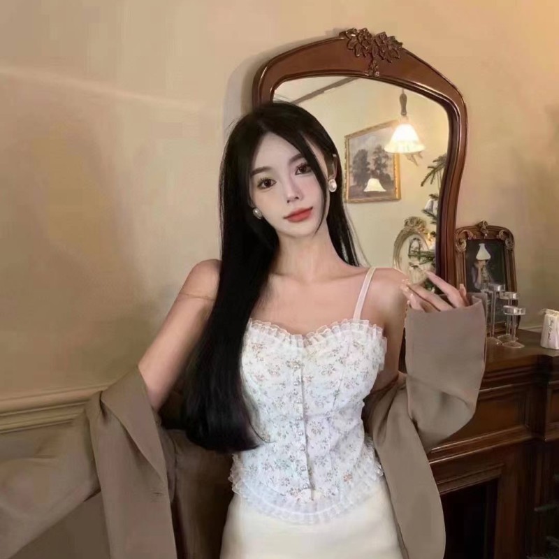 توب نسائي قصيرة مزينة بالدانتيل توب نسائي قصيرة مزينة بالدانتيل