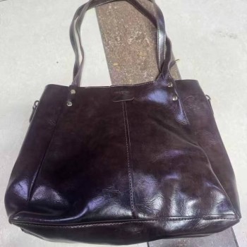 حقائب اليد وحقائب الكتف المتنوعة