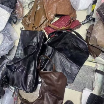 حقائب اليد وحقائب الكتف المتنوعة