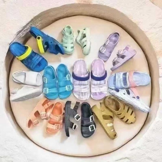 صنادل أطفال متنوعة