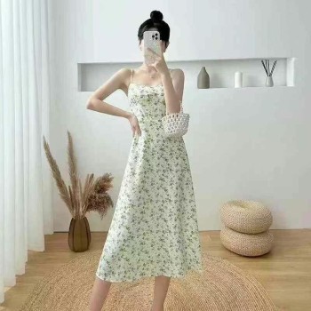 تنورة طويلة أنيقة ورفيعة مزينة بالورود