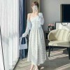 تنورة طويلة أنيقة ورفيعة مزينة بالورود
