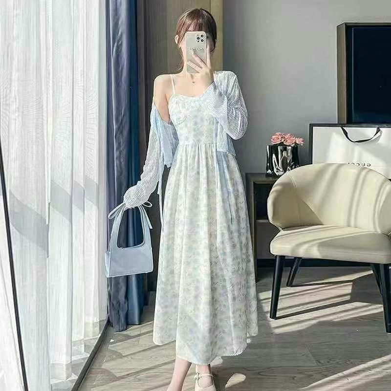 تنورة طويلة أنيقة ورفيعة مزينة بالورود تنورة طويلة أنيقة ورفيعة مزينة بالورود