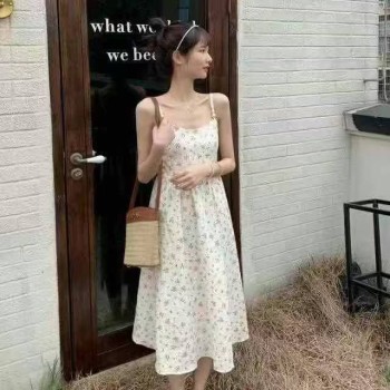 تنورة طويلة أنيقة ورفيعة مزينة بالورود