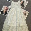 تنورة طويلة أنيقة ورفيعة مزينة بالورود
