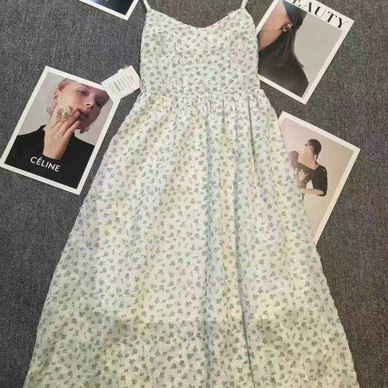 تنورة طويلة أنيقة ورفيعة مزينة بالورود تنورة طويلة أنيقة ورفيعة مزينة بالورود