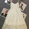 تنورة طويلة أنيقة ورفيعة مزينة بالورود