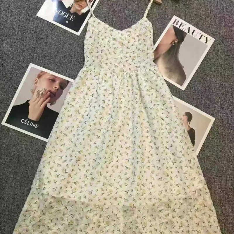 تنورة طويلة أنيقة ورفيعة مزينة بالورود تنورة طويلة أنيقة ورفيعة مزينة بالورود