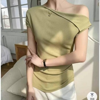 تيشيرت بأكمام قصيرة وكتف واحد